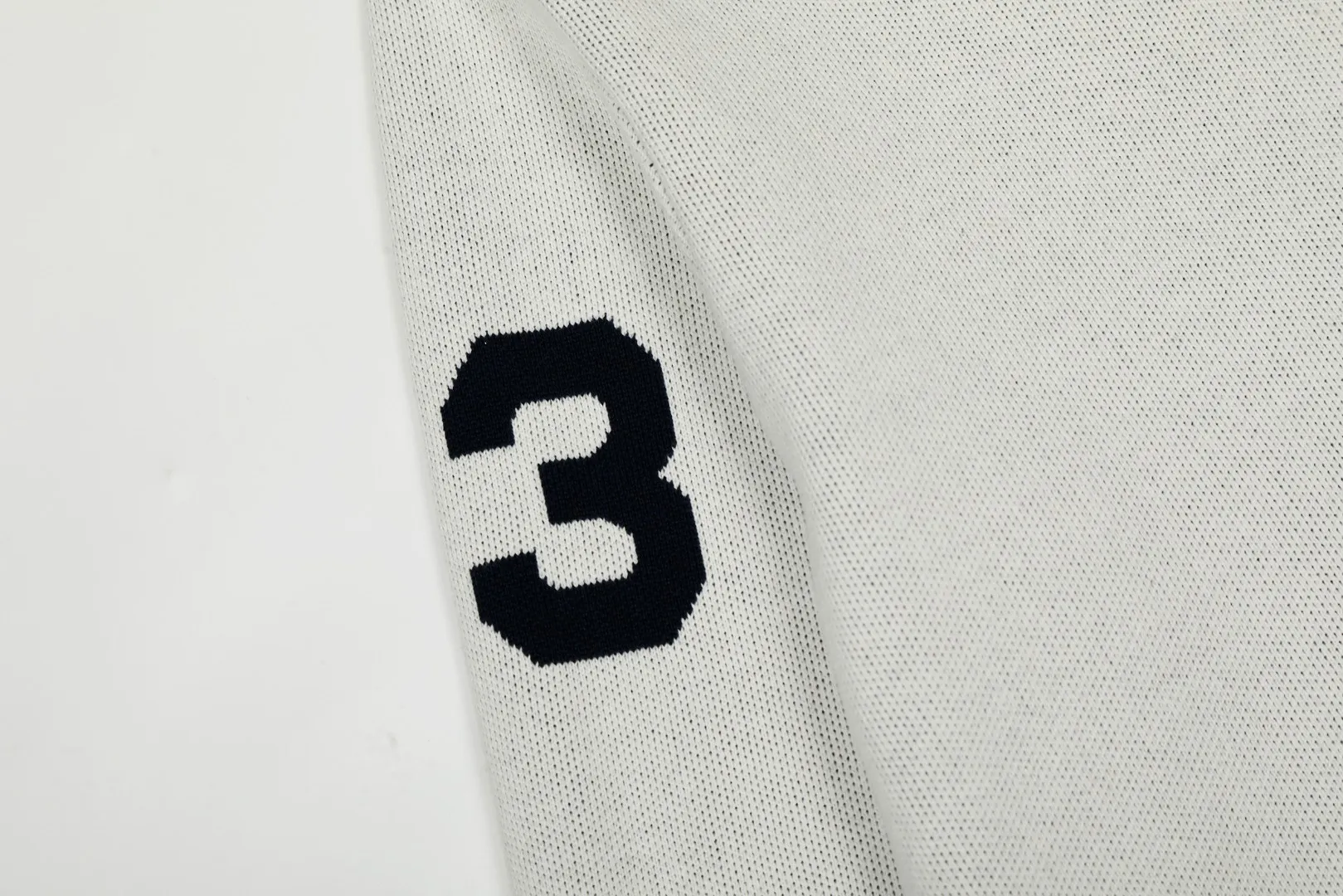 P250 Top quality" Style number: DS164# (not off the shelves all year round) [Ralph Lauren autumn and winter Malaysia embroidered logo knitted POLO lapel sweater] ✅Ralph Lauren Ralph Lauren classic basic lapel POLO same style knitted autumn and winter sweater for men and women ✅Main supplier platform live broadcast Wholesale entity Replenish when out of stock Not off the shelf ✅ZP quality 1:1 version Scan the code to enter the GF website Counter quality ✅Detailed quality is the only one in Guangzhou Imported quality cotton yarn, 750g weight, focusing on high-end, cost-effective, good quality, needless to say, ✅The version is restored to the original order, the maximum size can be worn up to 190 pounds, loose, comfortable and stress-free, ✅The upper body is simple and easy to match, a must-have for male gods. Good-looking clothes are never picky. A must-have in couples' wardrobes. Size: S-XL. Color: Milk white, gray, black and white, black and red, navy white label, navy red label